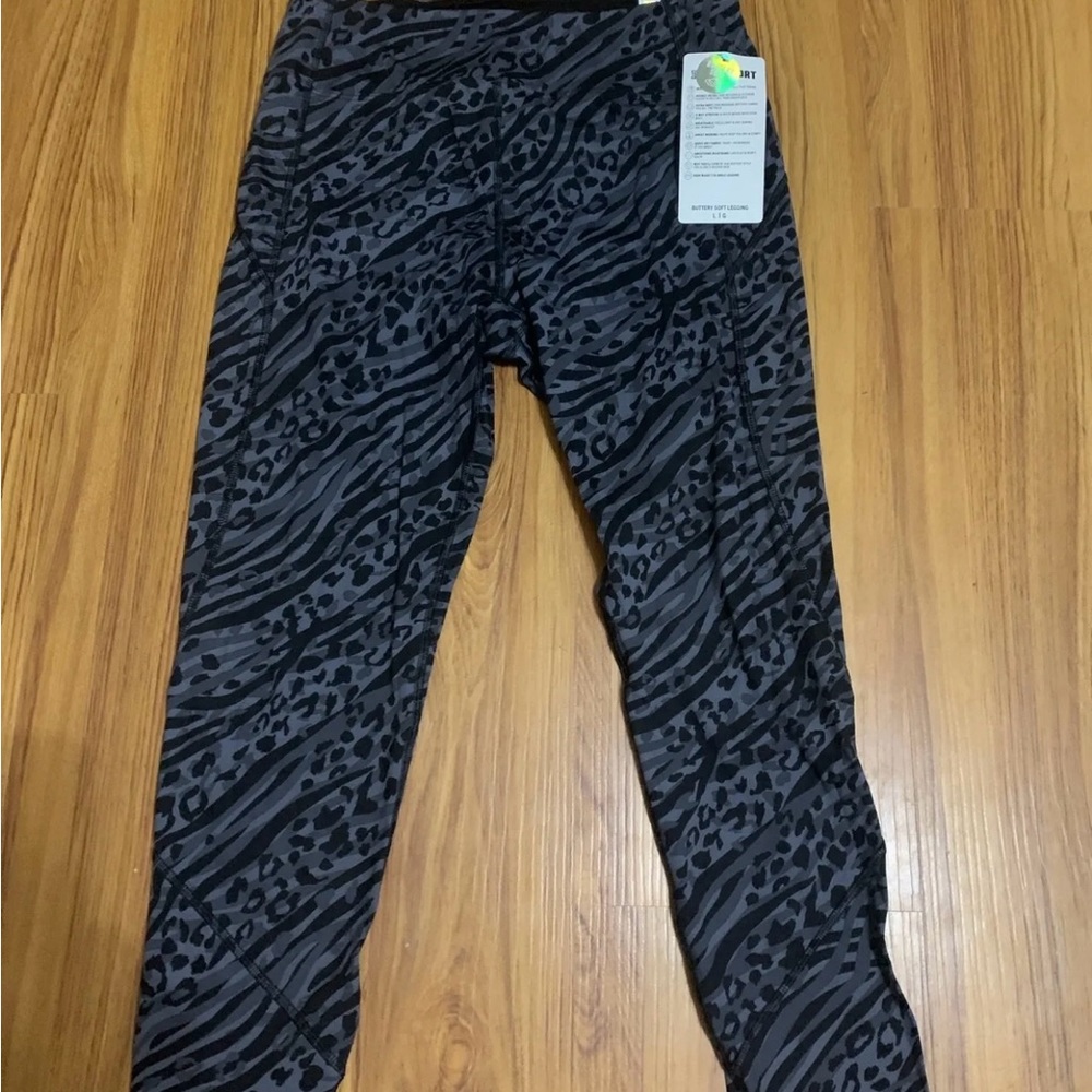 New with tags Victoria Secret Buttery Soft Animal Print Leggings. Size large